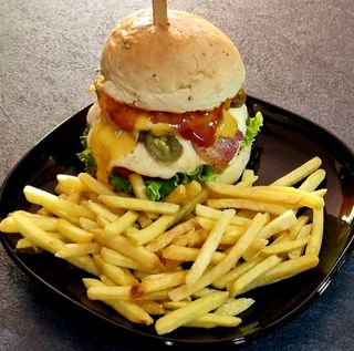 Hamburguesa Especial Con Patatas Y Refresco