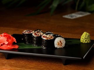 Хосомакі з вугрем