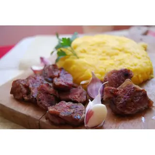 Pastramă de oaie cu brânză de burduf şi mămăliguţă