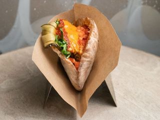 Піта з яловичиною, сиром чедер і свіжими овочами (390g)