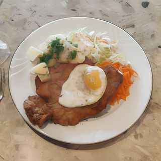 Schab panierowany z jajkiem sadzonym