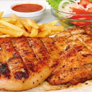 Курча з салатом та картоплею фрі