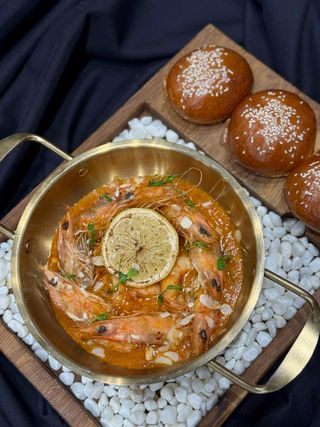 Тигрові креветки у томатному соусі з часником і білим вином