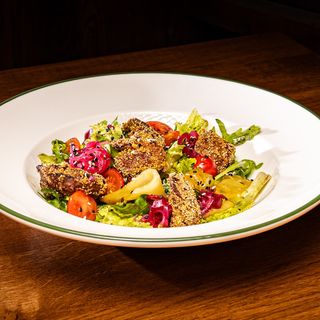 Salată cu ficat de pui și  ceapă caramelizată