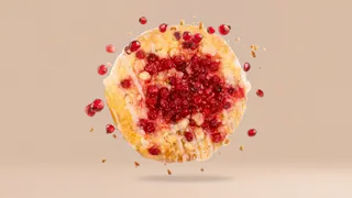 Drożdżówka Maxi z czerwoną porzeczką