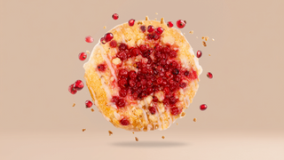 Drożdżówka Maxi z czerwoną porzeczką