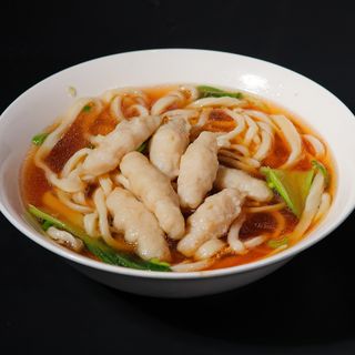 Ramen fatti a mano in brodo con polpette di pesce