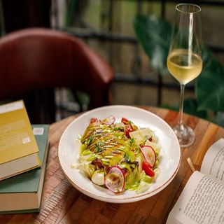 ქათმის სალათი ტარხუნის სოუსით