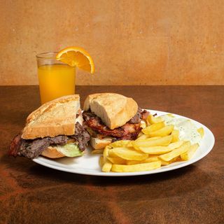 Bocadillo + papas + bebida