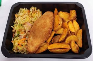 De'volaille z pieczonymi ziemniaczkami i surówką