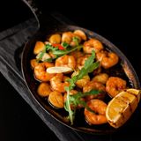 კრევეტები კარაქში ნიორით და წითელი წიწაკით