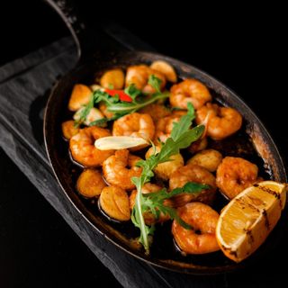 კრევეტები კარაქში ნიორით და წითელი წიწაკით