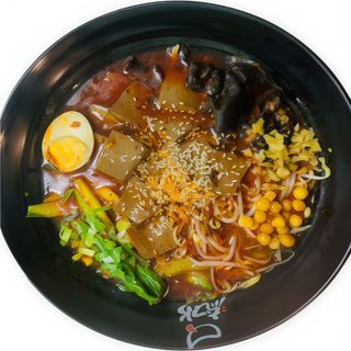 Fideos de Arroz con Sangre de Pato y Vegetales