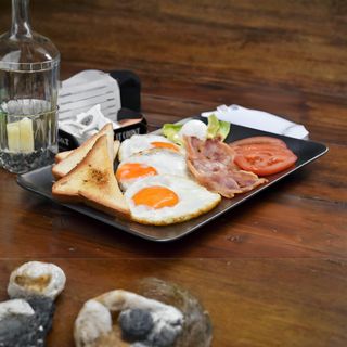 Jaja na oko sa slaninom