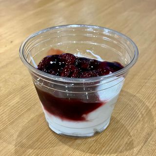 Цедено кисело мляко с овесени ядки и сладко от вишни 190гр.