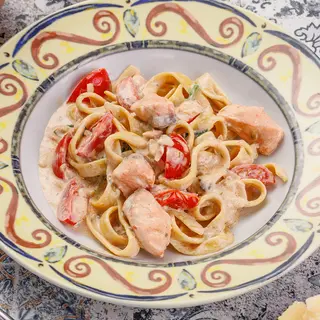 Pasta cu somon, roșii cherry și sos cremos de frișcă