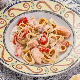 Паста с лососем, черри и сливочным соусом /Pasta cu somon,cherry, sos