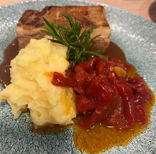 Cochinillo laqueado al horno.