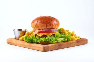 Бургер з телятиною та картоплею фрі (350/40г)