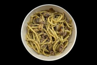 Salsiccia funghi e crema al tartufo
