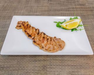 Arrosto di carne panato con patatine fritte