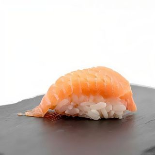 Nigiri con salmón (1 pza.)