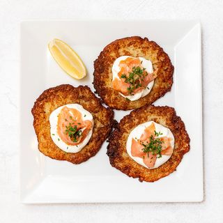 Placki ziemniaczane z wędzonym łososiem, twarożkiem i szczypiorkiem