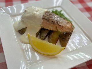 Стейк із лосося з картоплею (260g)