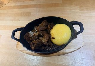 Pastrama de oaie la tigaie cu mamaliga
