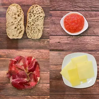 Bocadillo De Cecina De Buey Y Emmental