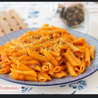 Macarrones O Espagueti Con Salsa Boloñesa