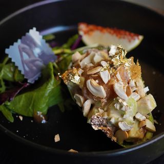 Салат з лососем авокадо та ікрою тріски