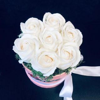 Cutie cu 7 Trandafiri de Săpun Albi