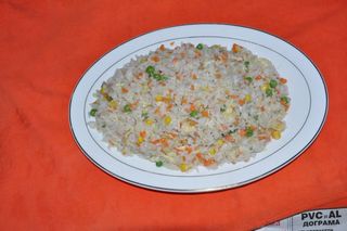 52. Пържен ориз с яйца и зеленчуци (700г)