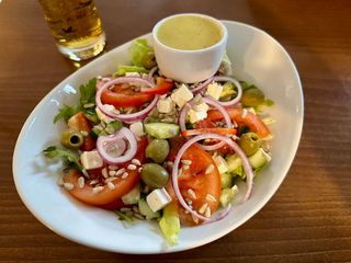 Sałata Grecka z Fetą i Oliwkami