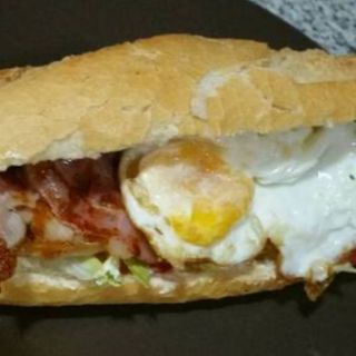 Bocadillo De Lomo Y Serrano A La Plancha