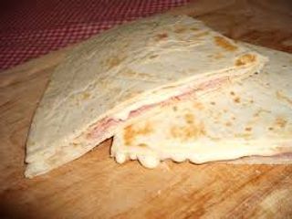 Piadina con prosciutto cotto, fontina e crema di funghi