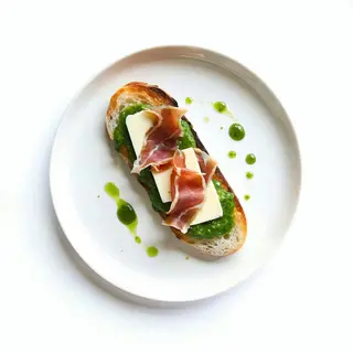 Bruschette burro e acciughe al verde