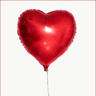 წითელი გულის ფორმის ფოლგირებული ბუშტი ჰელიუმით