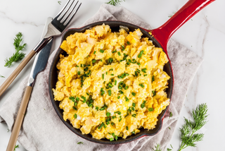 Jajecznica na maśle ze szczypiorkiem