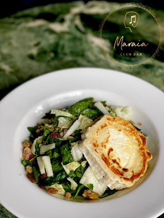 Салата с козе сирене,ябълка и карамелизирани орехи 350гр  