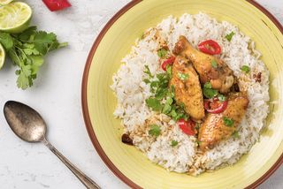 Mezzo pollo, riso e insalata