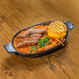 Mâncare de fasole cu carnaciori