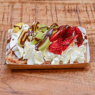 Waffle con panna e frutta