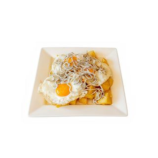 Huevos rotos con gula y patatas paja