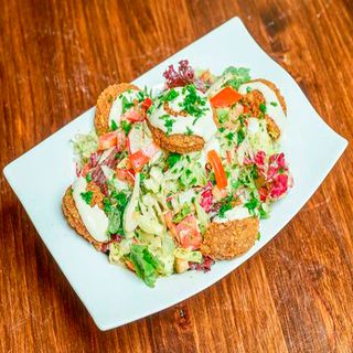 Falafel plato con ensalada aliñada