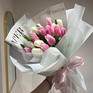 Букет з 15-ти білих і рожевих тюльпанів
