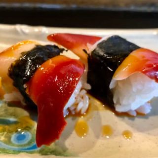 Nigiri Almeja Roja Aburi (1 ud.)