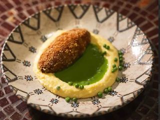 котлета по-київськи із сома з вешковою мамалигою та кремом із зеленого горошка (280г)