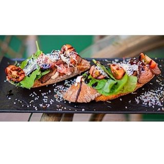 Брускети з ростбіфом